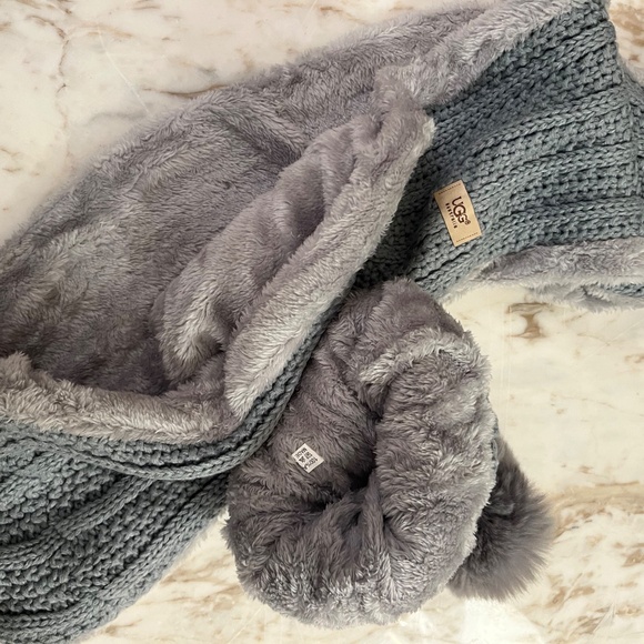 UGG Sky Grey pom pom hat infinity scarf set NWT - Picture 2 of 2